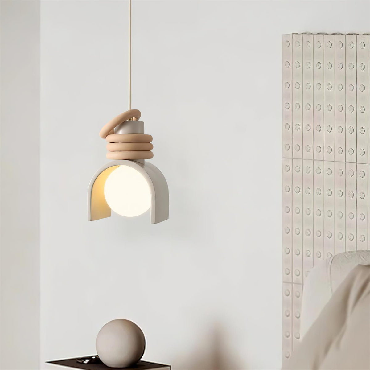 Hanglamp met glazen bol voor een artistieke sfeer in de eetkamer