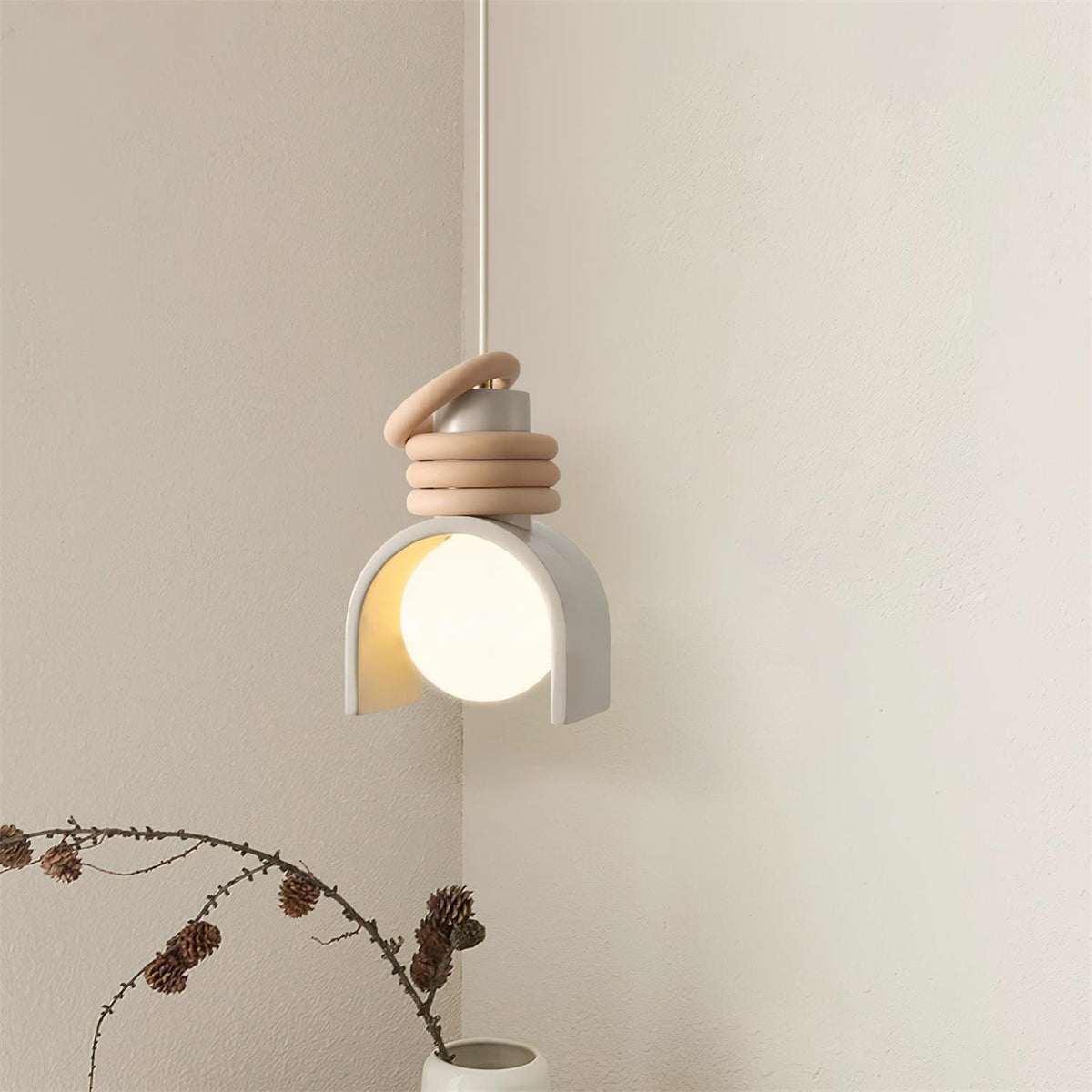 Hanglamp met glazen bol voor een artistieke sfeer in de eetkamer