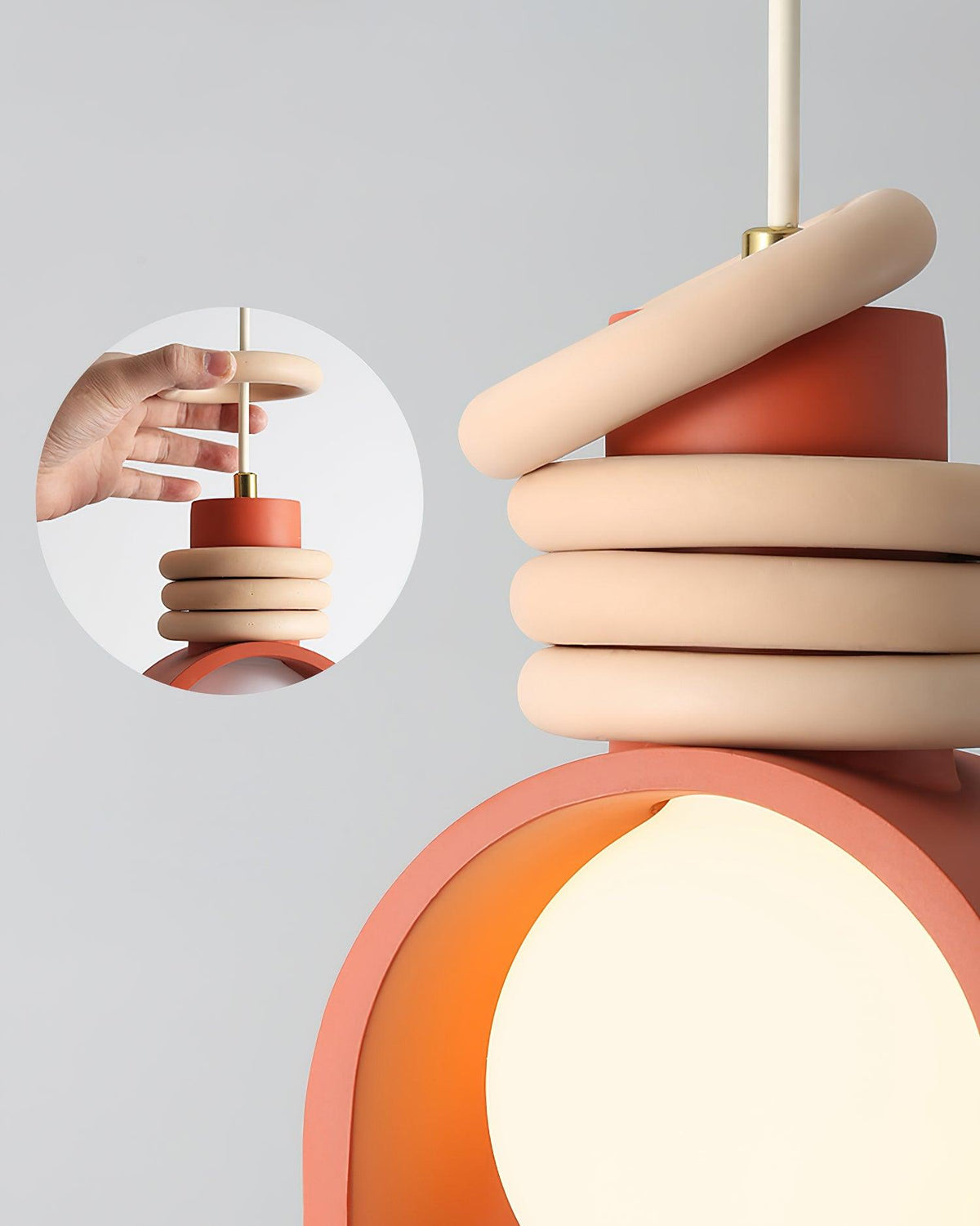 Hanglamp met glazen bol voor een artistieke sfeer in de eetkamer