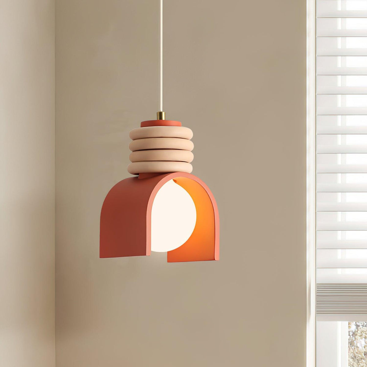 Hanglamp met glazen bol voor een artistieke sfeer in de eetkamer