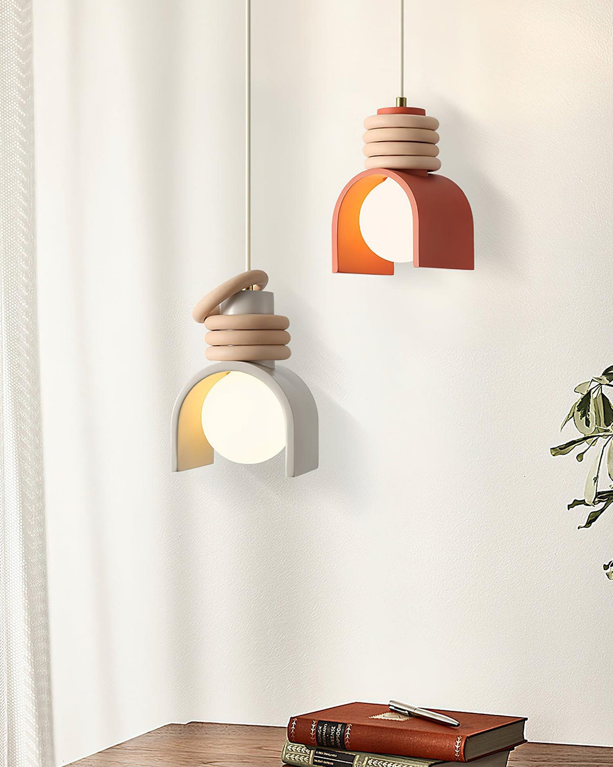 Hanglamp met glazen bol voor een artistieke sfeer in de eetkamer