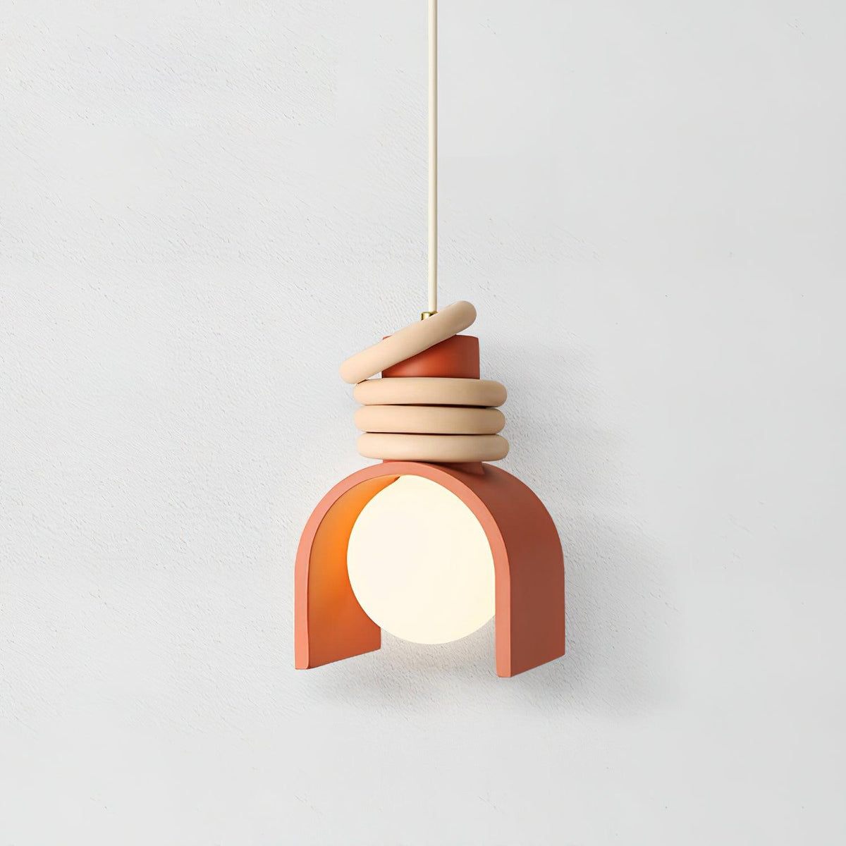 Hanglamp met glazen bol voor een artistieke sfeer in de eetkamer