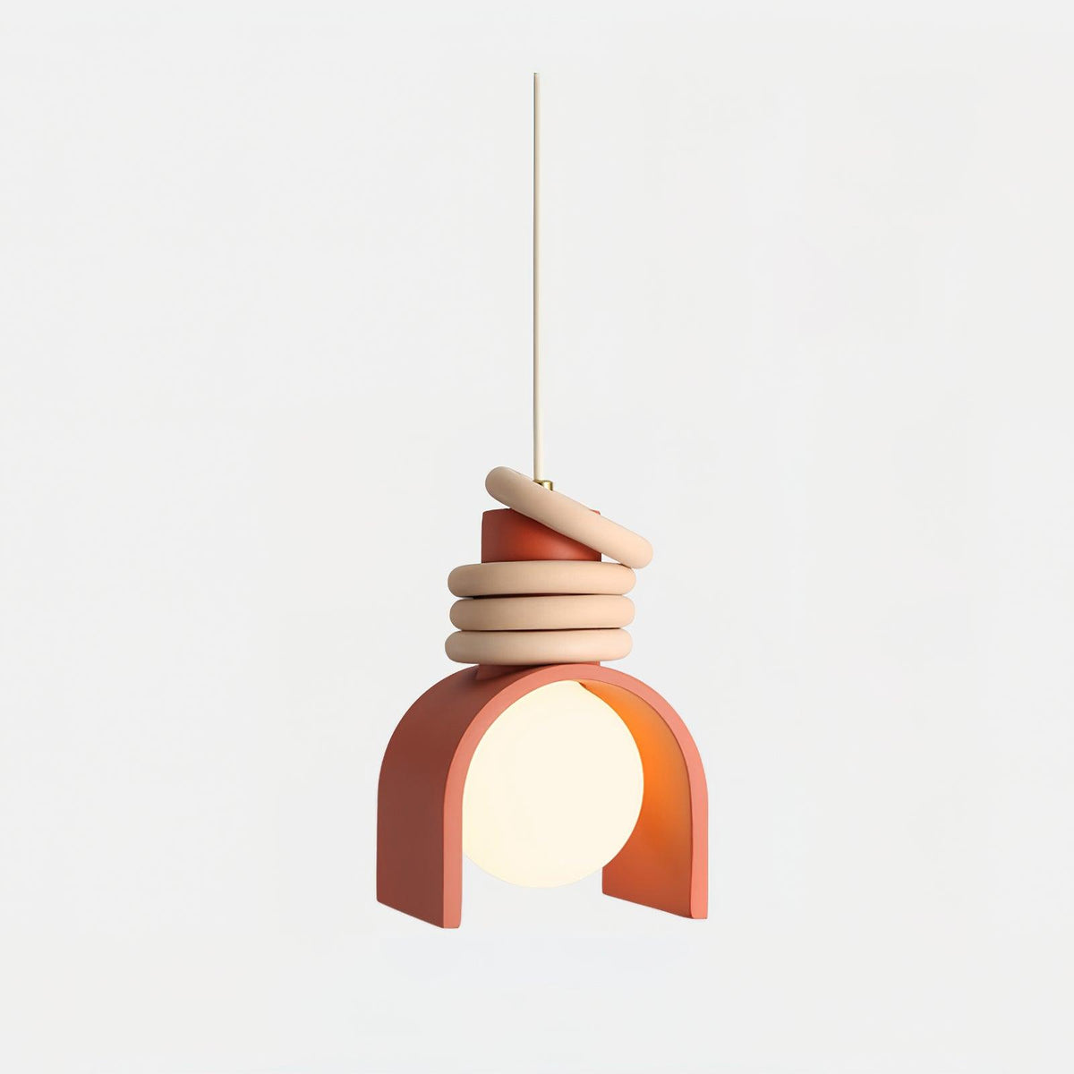 Hanglamp met glazen bol voor een artistieke sfeer in de eetkamer
