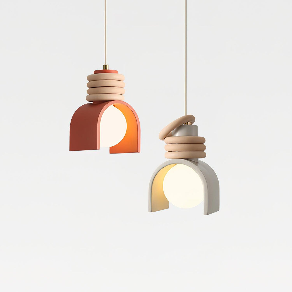 Hanglamp met glazen bol voor een artistieke sfeer in de eetkamer