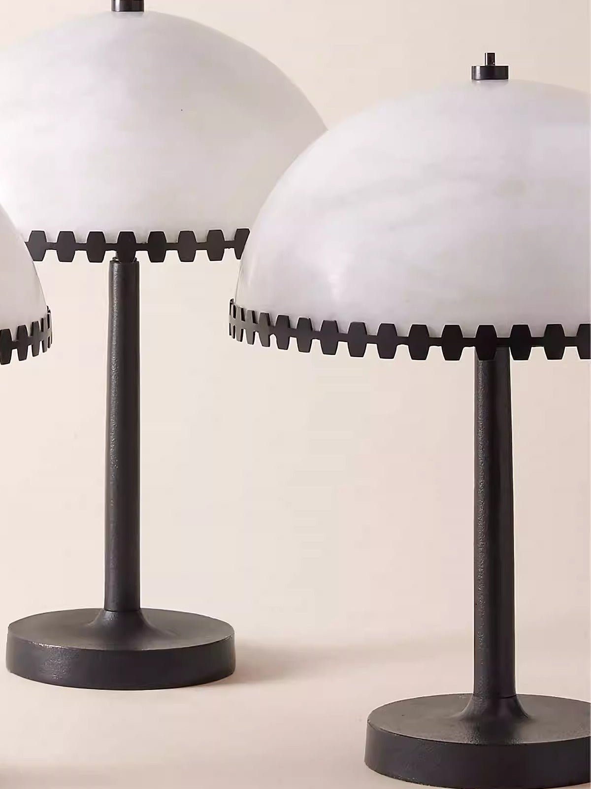 Nuxs elegante tafellamp met albasten koepel