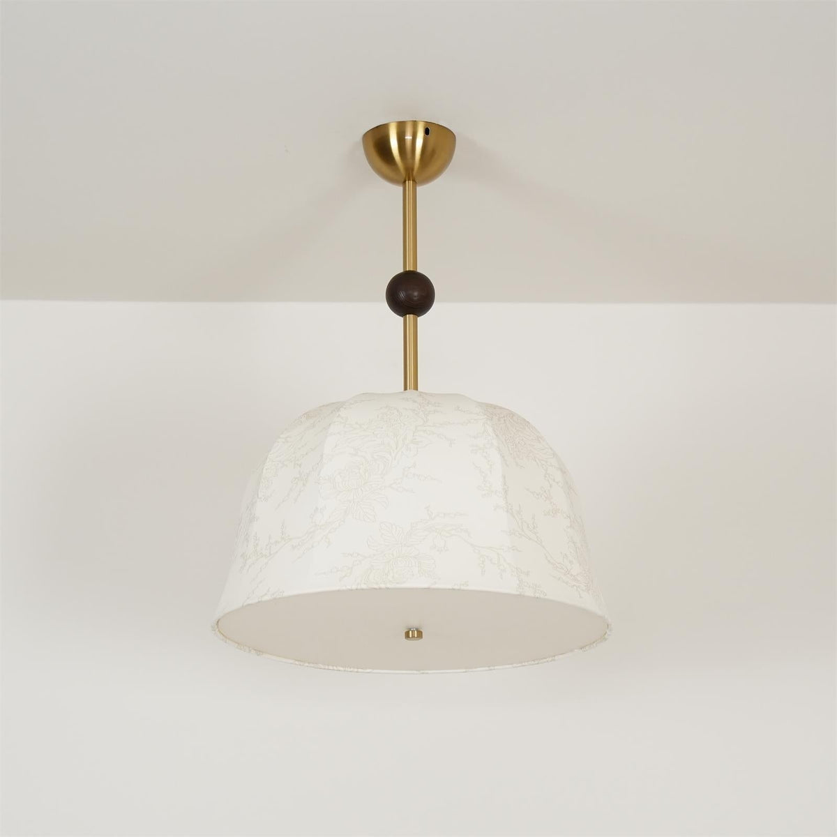 Plafondlamp in stof, metaal en hout voor elegante warme interieurs