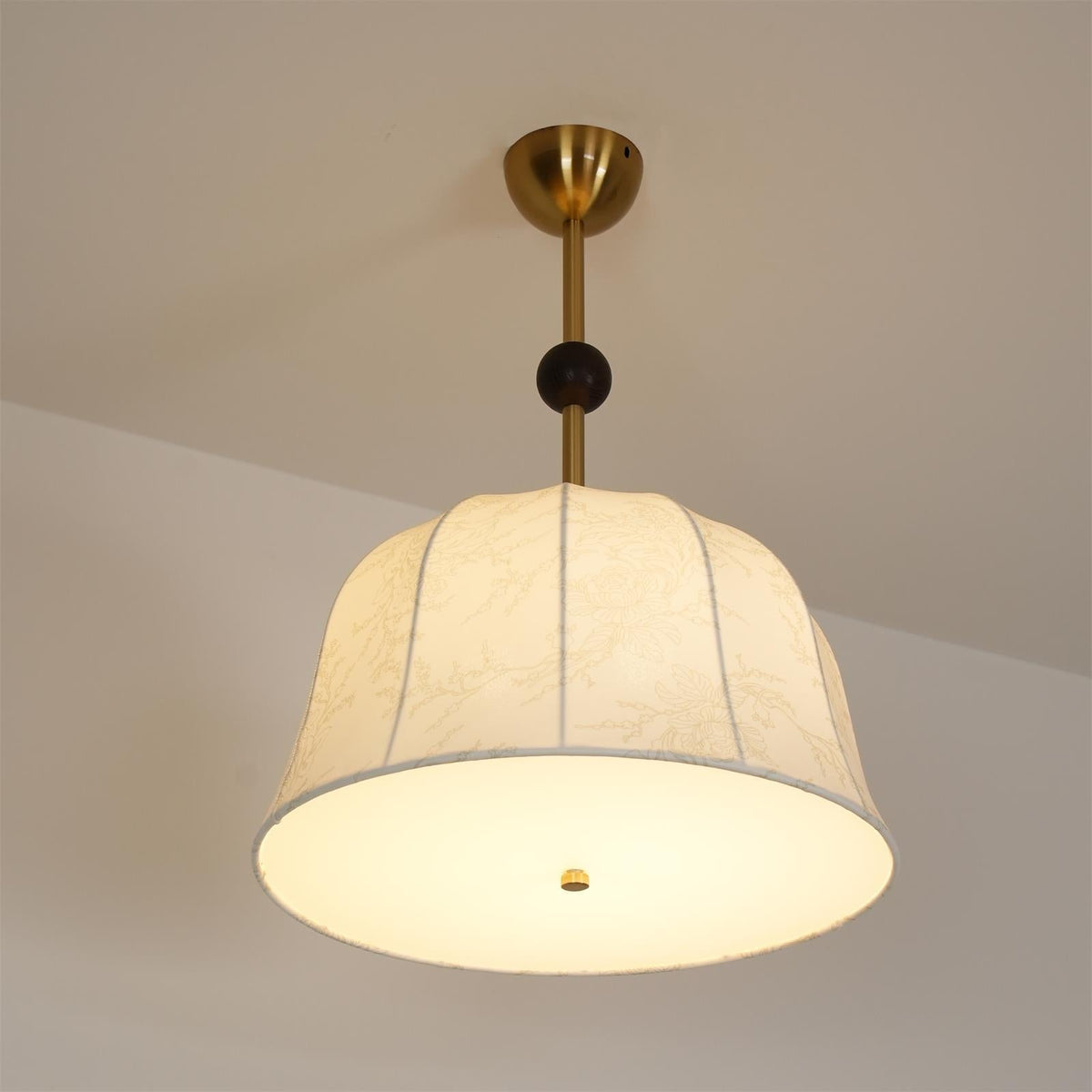 Plafondlamp in stof, metaal en hout voor elegante warme interieurs