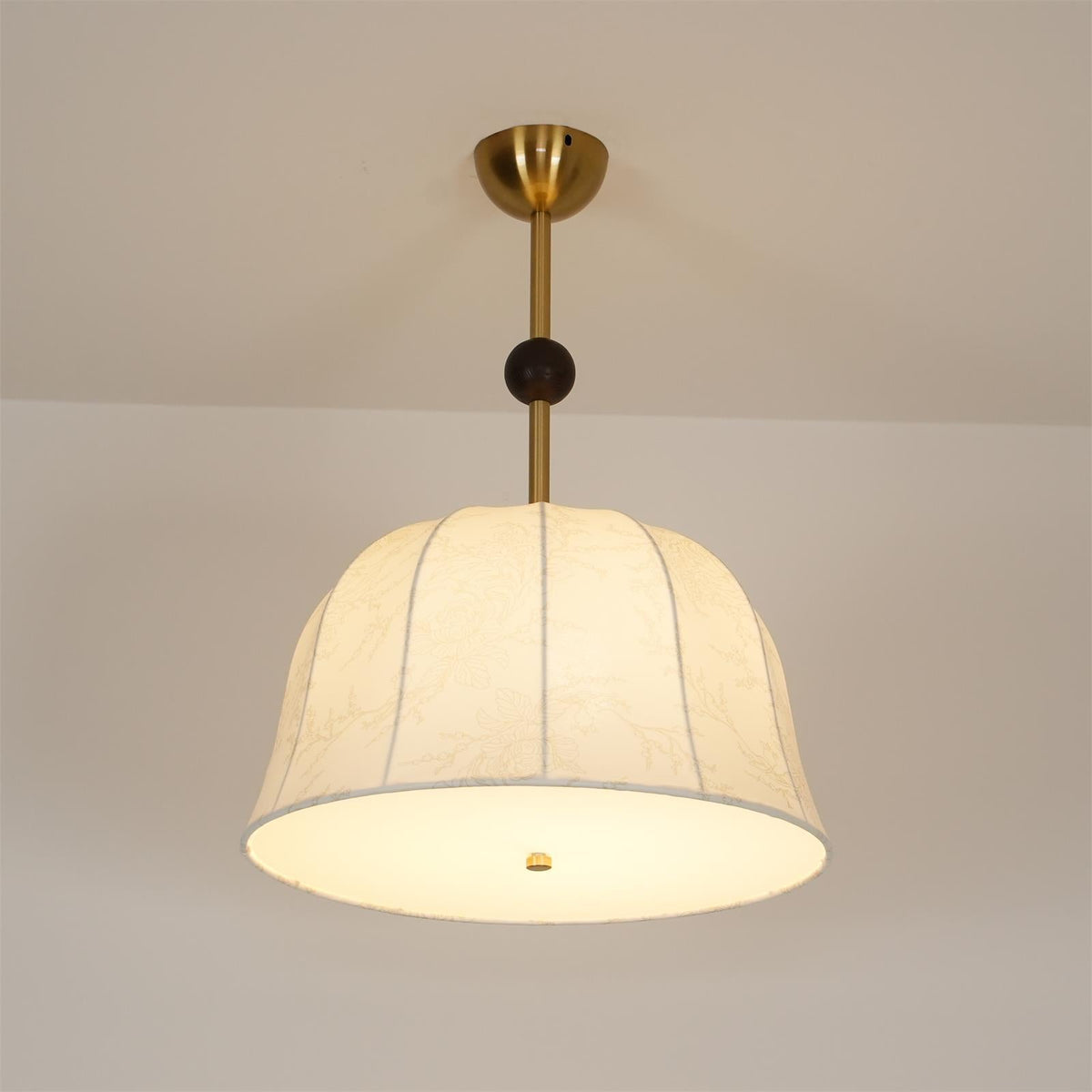 Plafondlamp in stof, metaal en hout voor elegante warme interieurs
