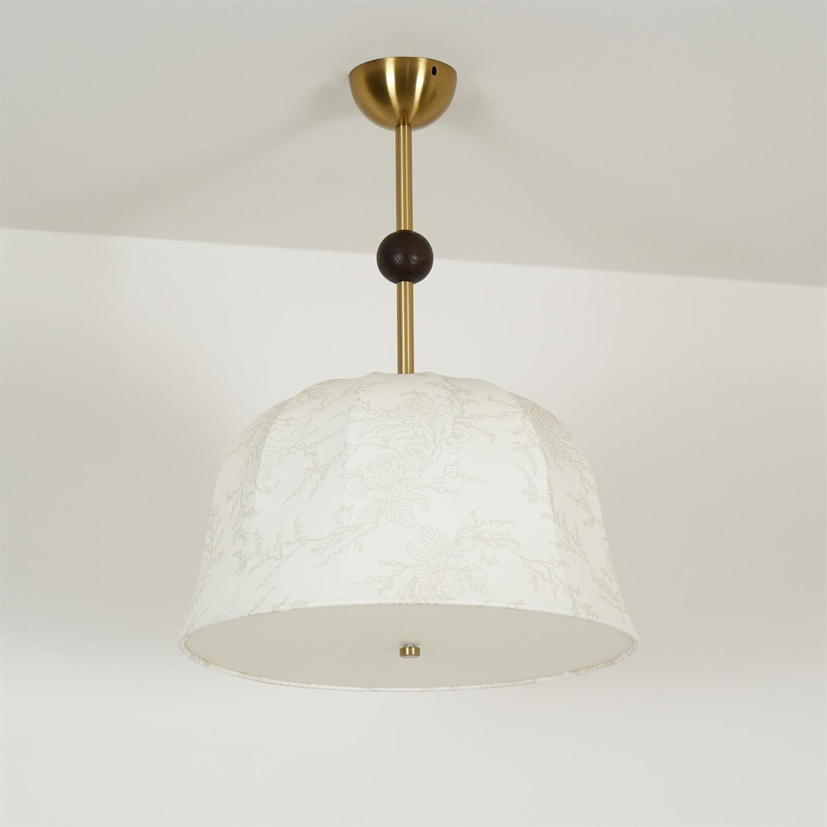 Plafondlamp in stof, metaal en hout voor elegante warme interieurs