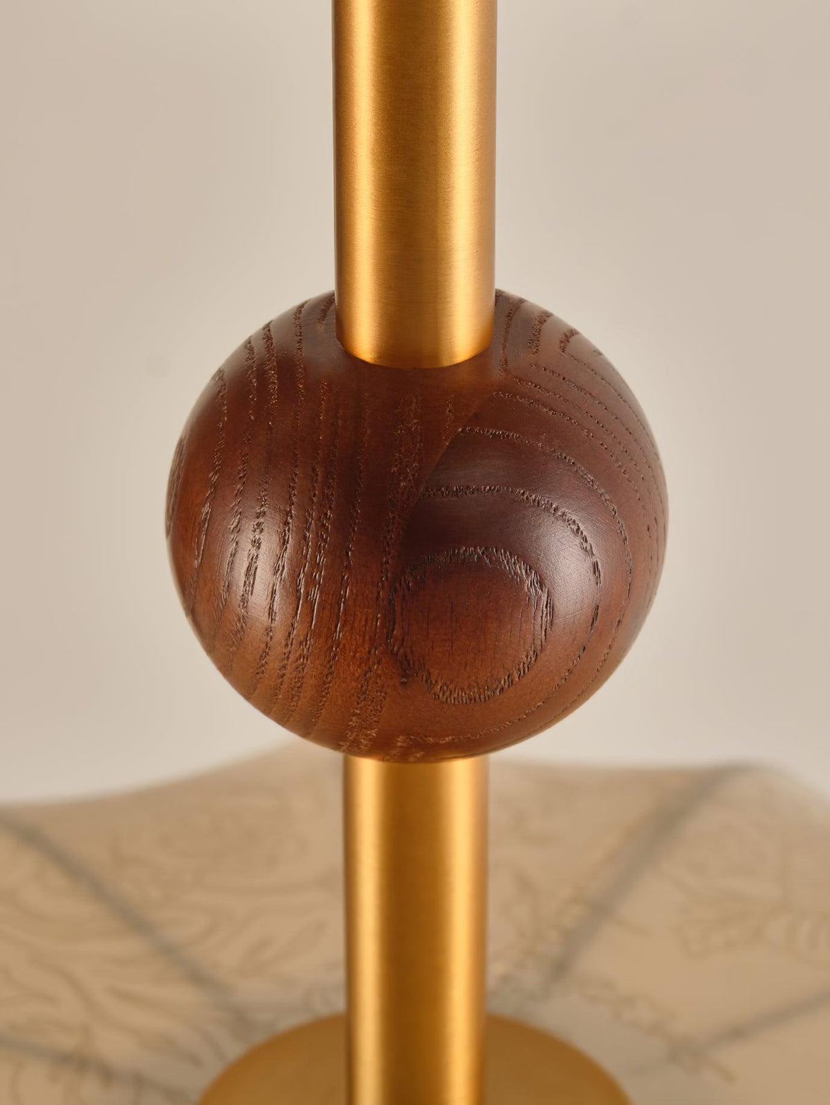 Plafondlamp in stof, metaal en hout voor elegante warme interieurs