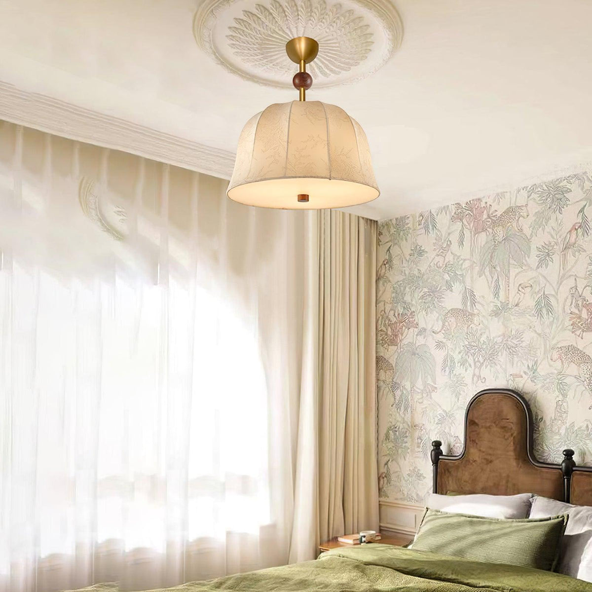 Plafondlamp in stof, metaal en hout voor elegante warme interieurs