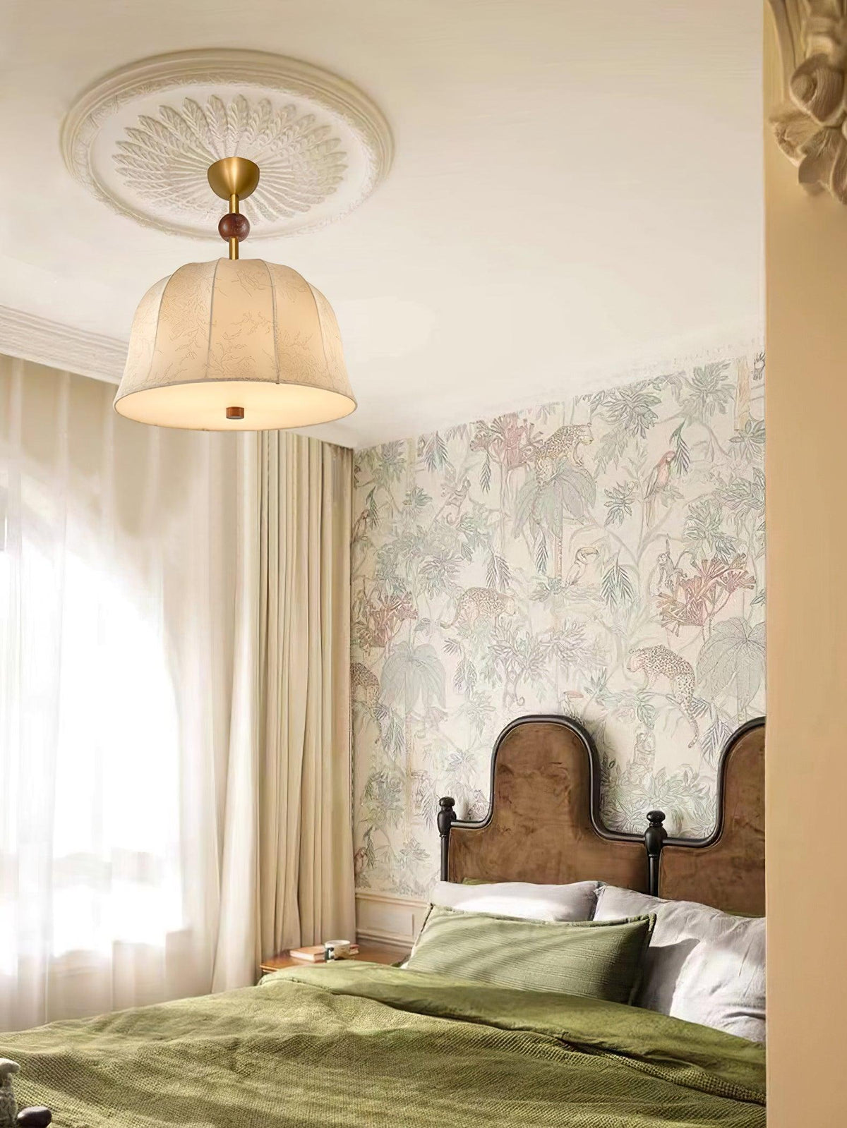 Plafondlamp in stof, metaal en hout voor elegante warme interieurs