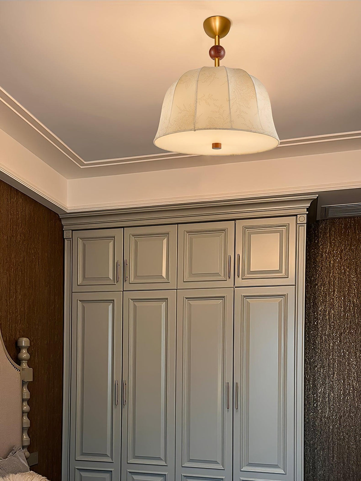 Plafondlamp in stof, metaal en hout voor elegante warme interieurs