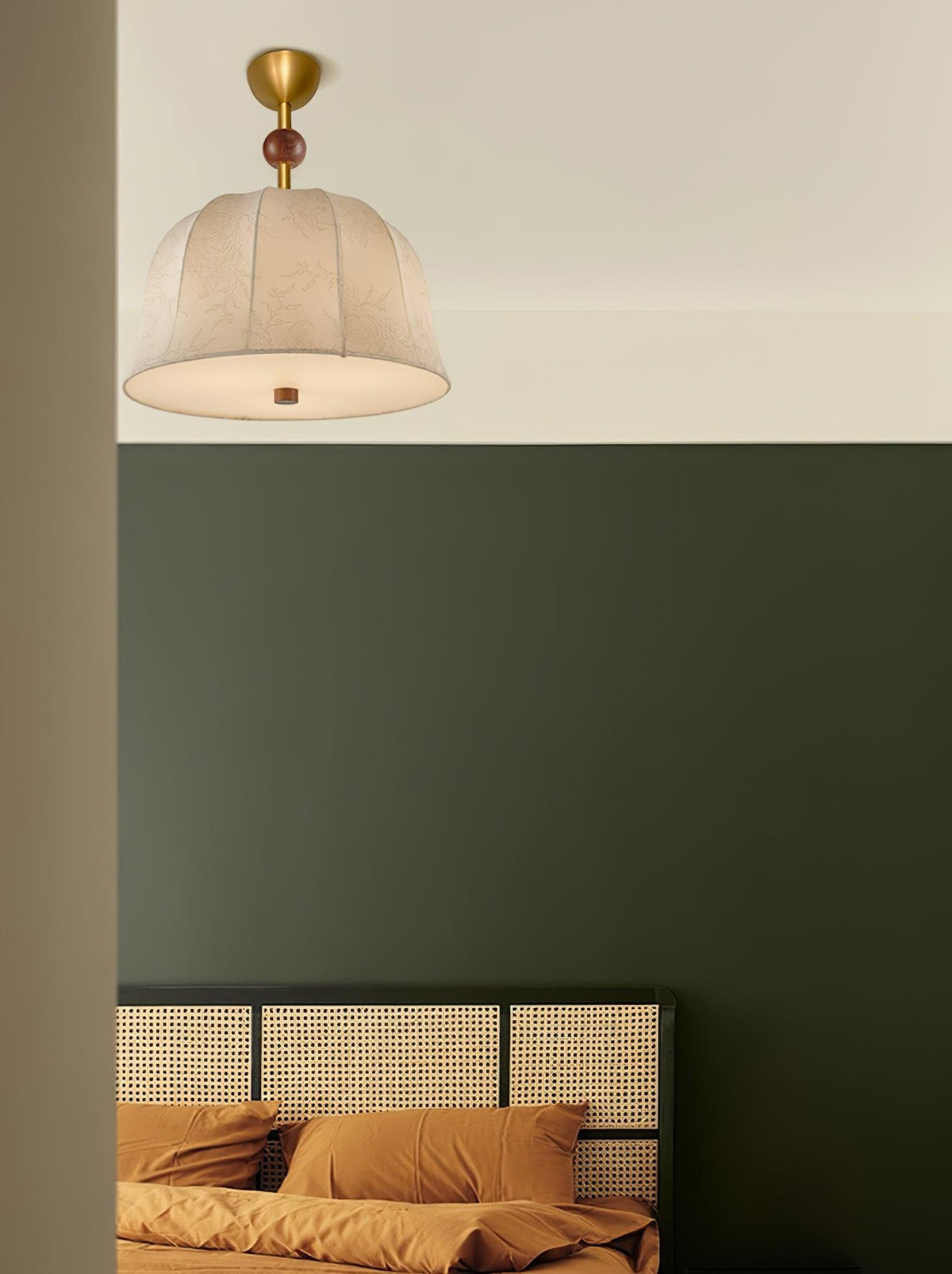 Plafondlamp in stof, metaal en hout voor elegante warme interieurs