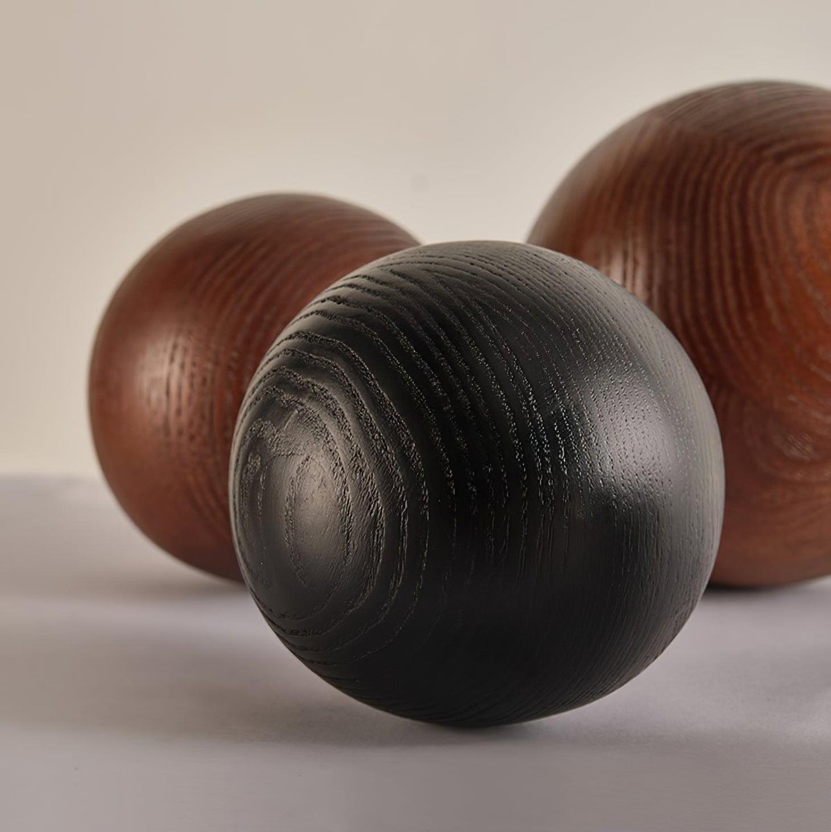 Plafondlamp in stof, metaal en hout voor elegante warme interieurs