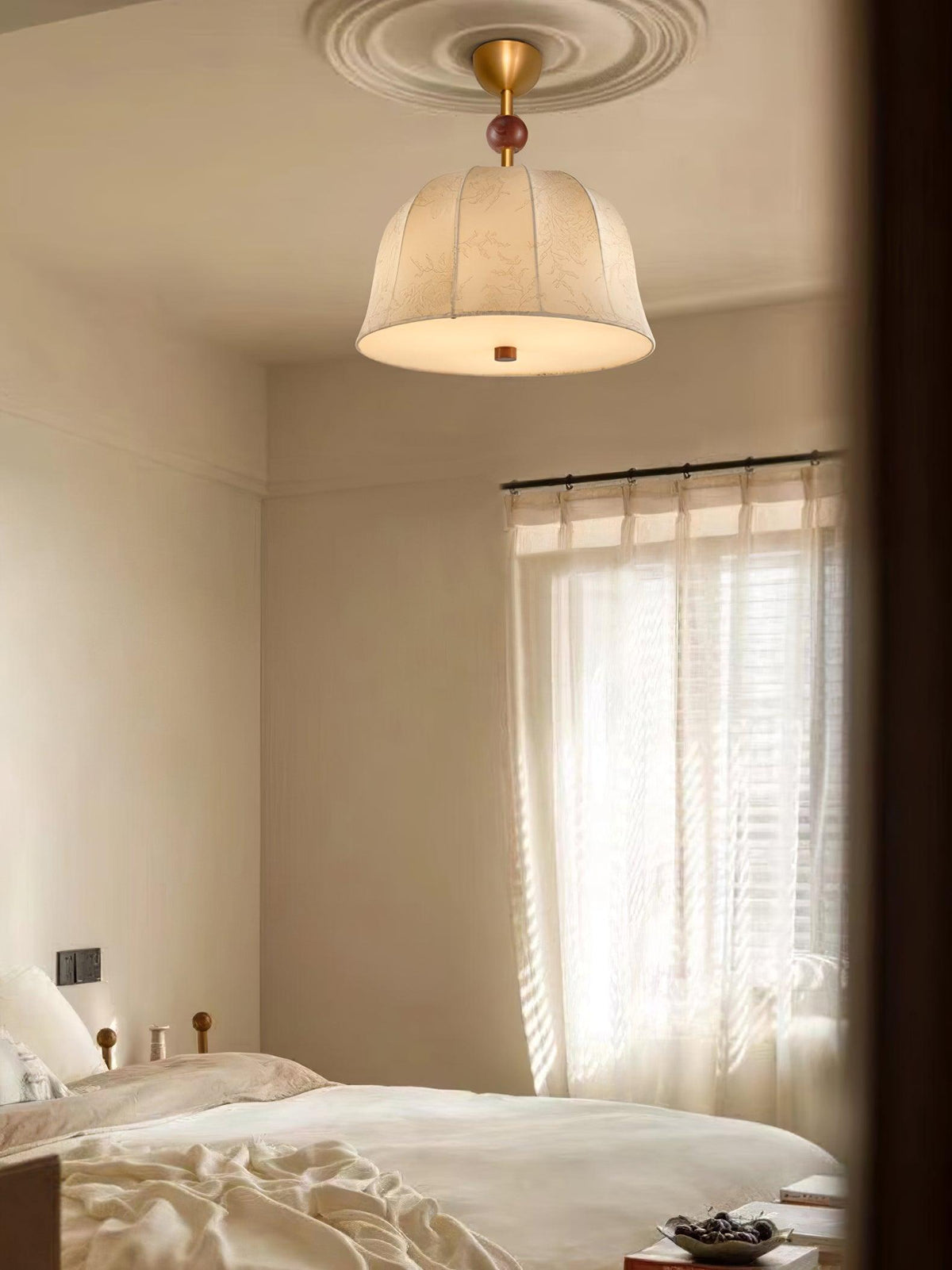 Plafondlamp in stof, metaal en hout voor elegante warme interieurs