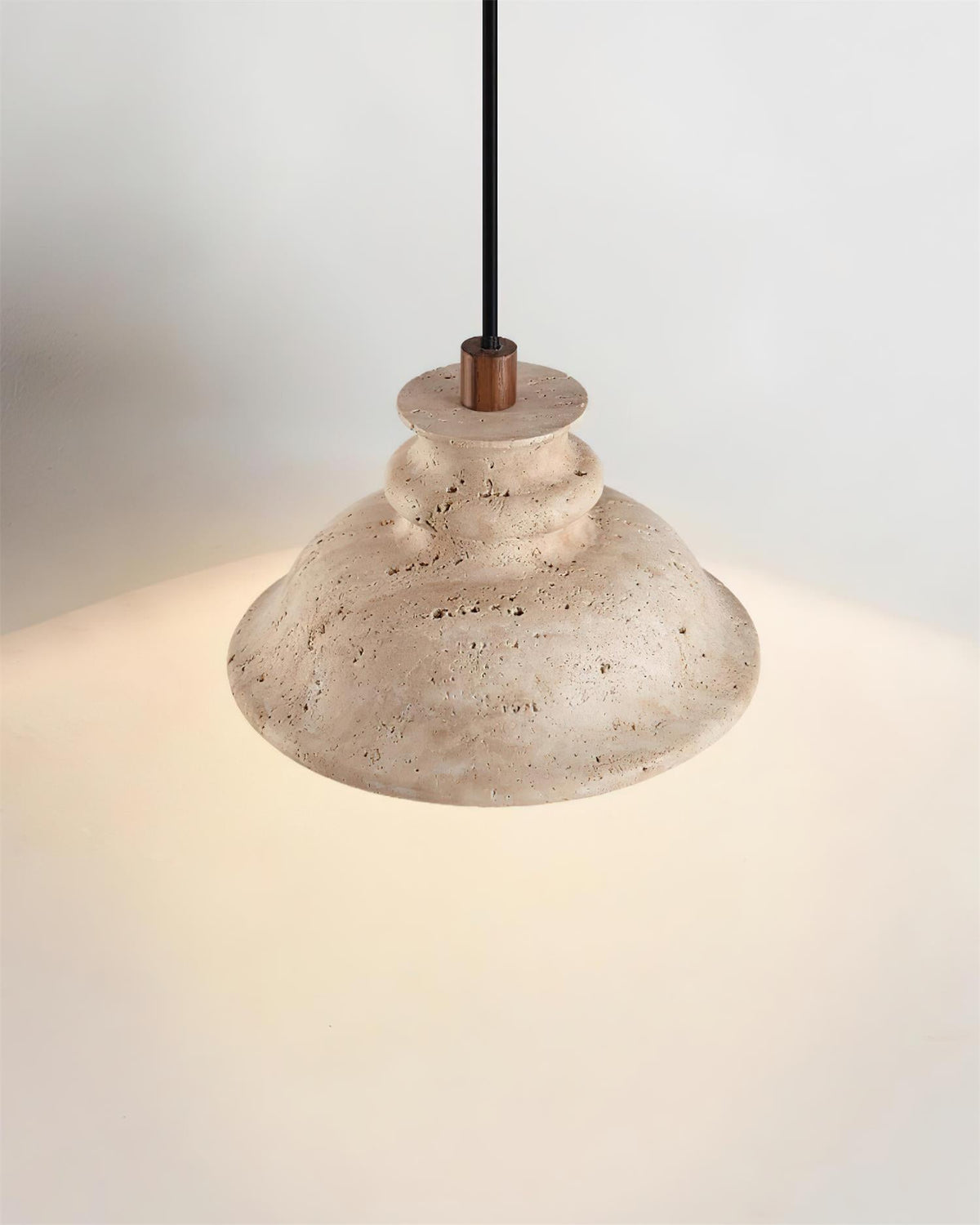 Sererena hanglamp met gebeeldhouwde travertinkap
