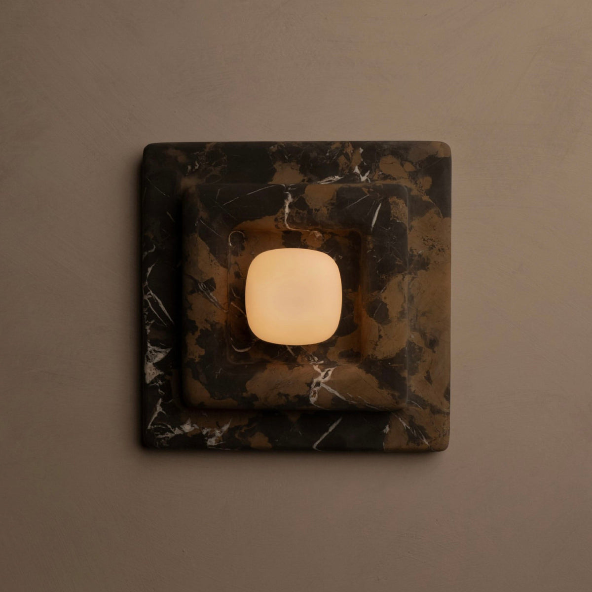 Ziv wandlamp met vierkante lagen van heatherhout en marmer