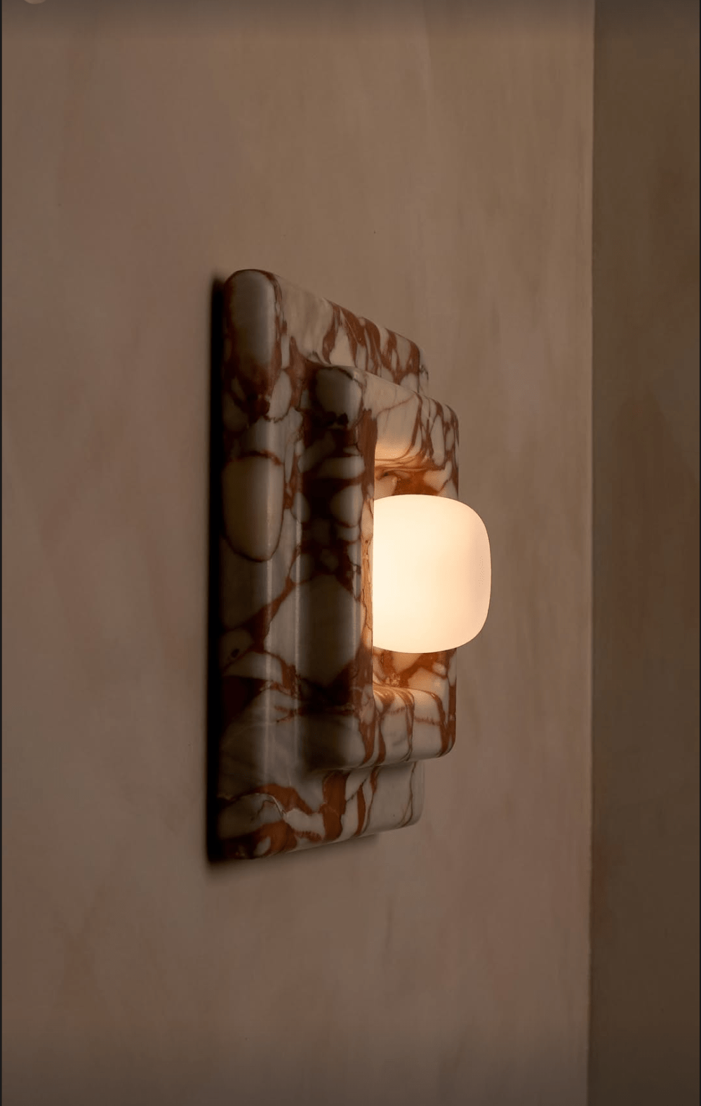 Ziv wandlamp met vierkante lagen van heatherhout en marmer