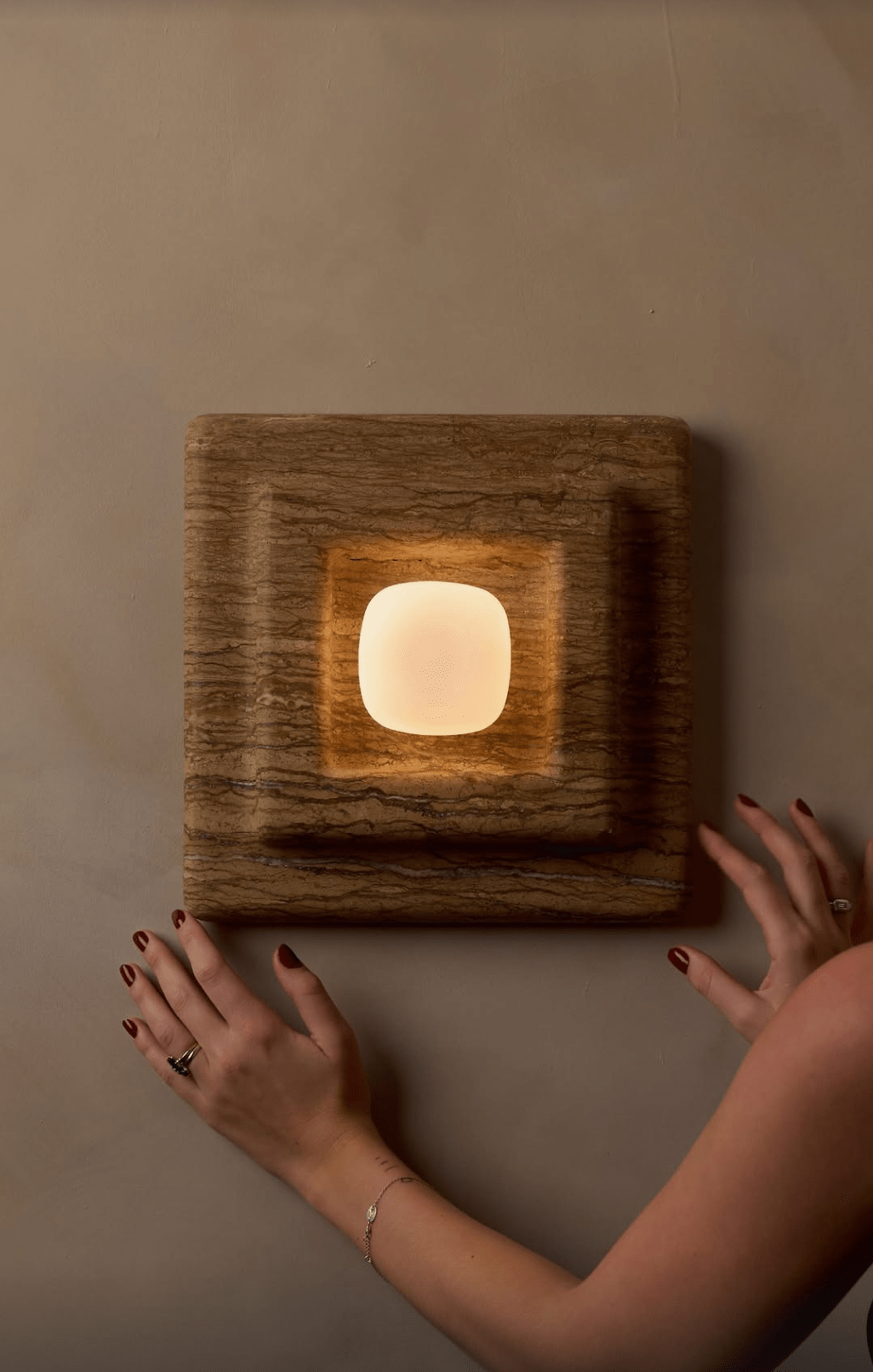 Ziv wandlamp met vierkante lagen van heatherhout en marmer