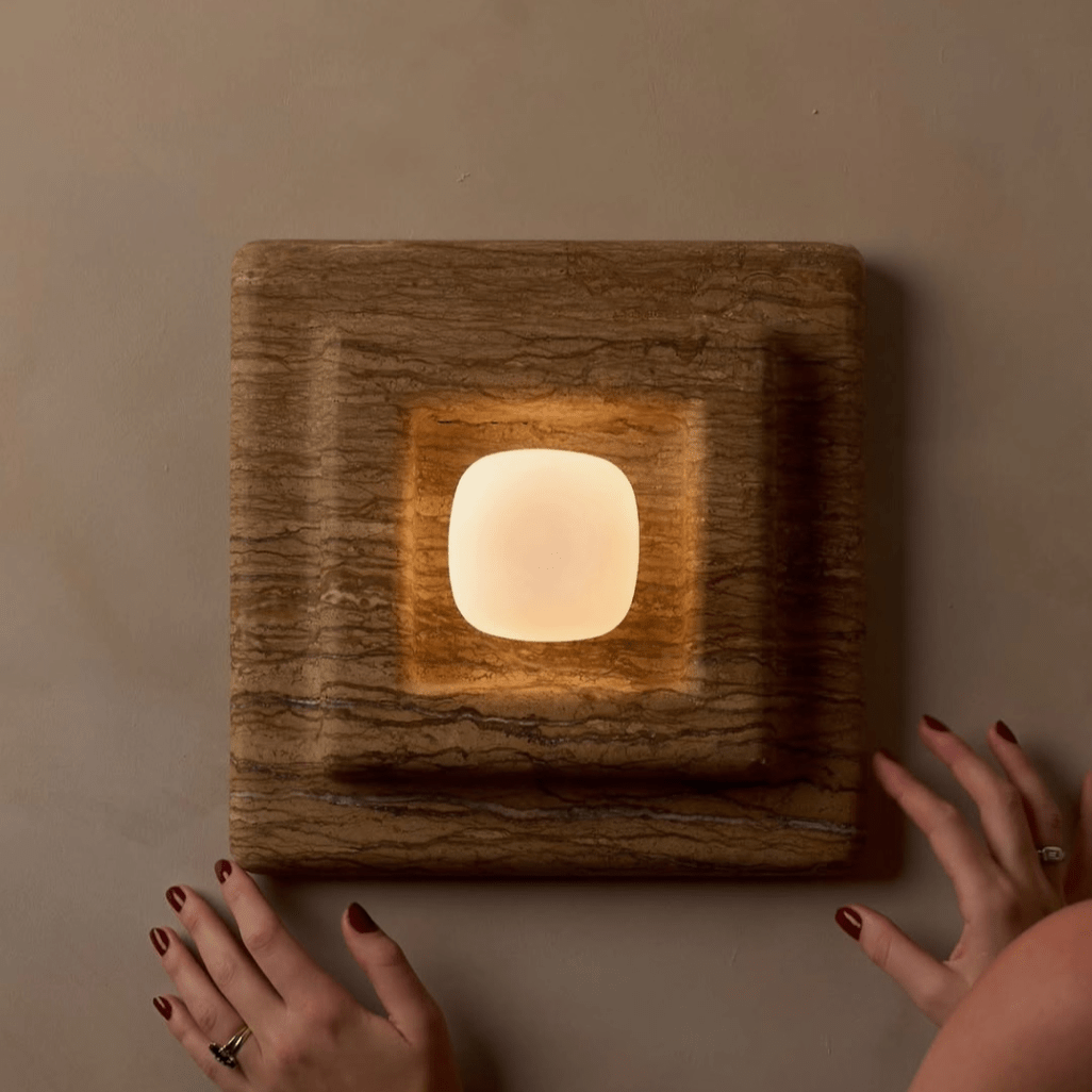 Ziv wandlamp met vierkante lagen van heatherhout en marmer
