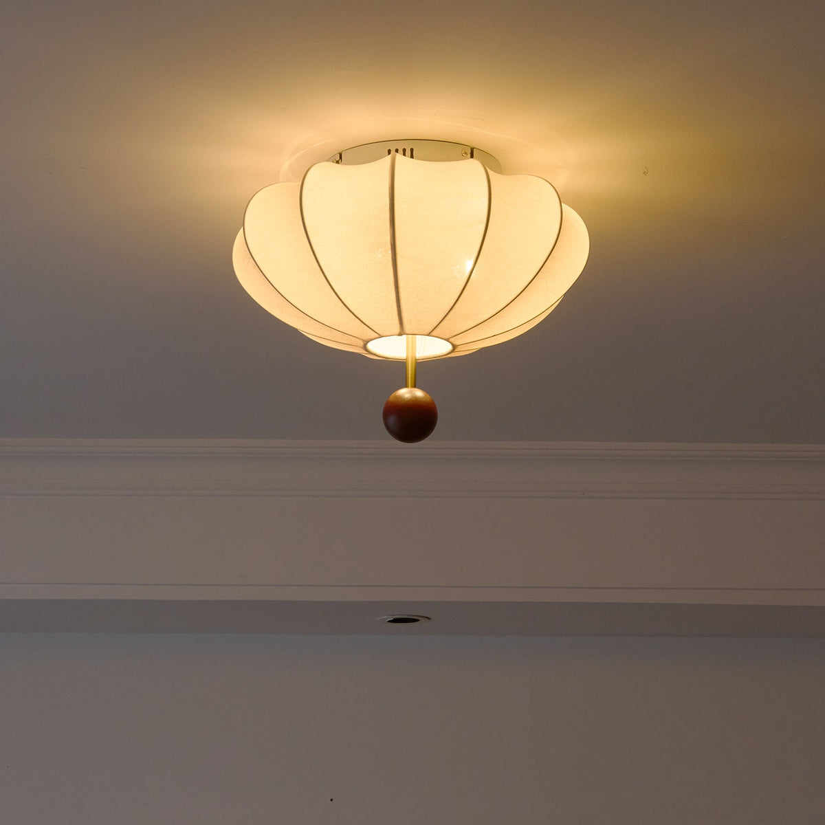 Rinelora plafondlamp van walnoothout en beige stof