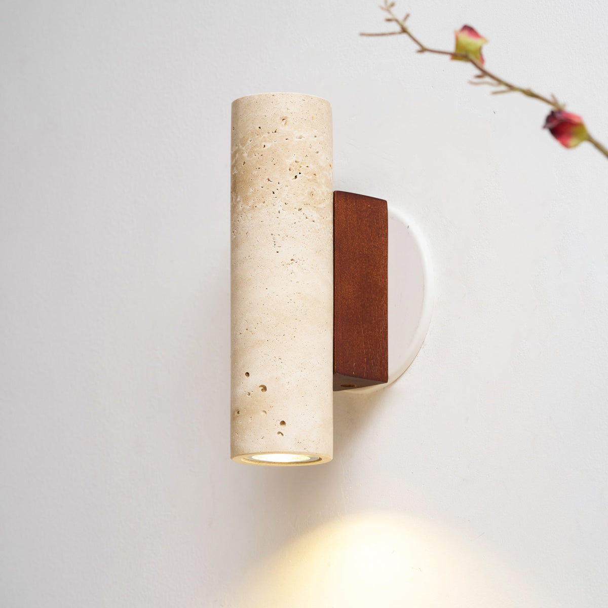 Nula cilindervormige wandlamp van travertin en walnoot
