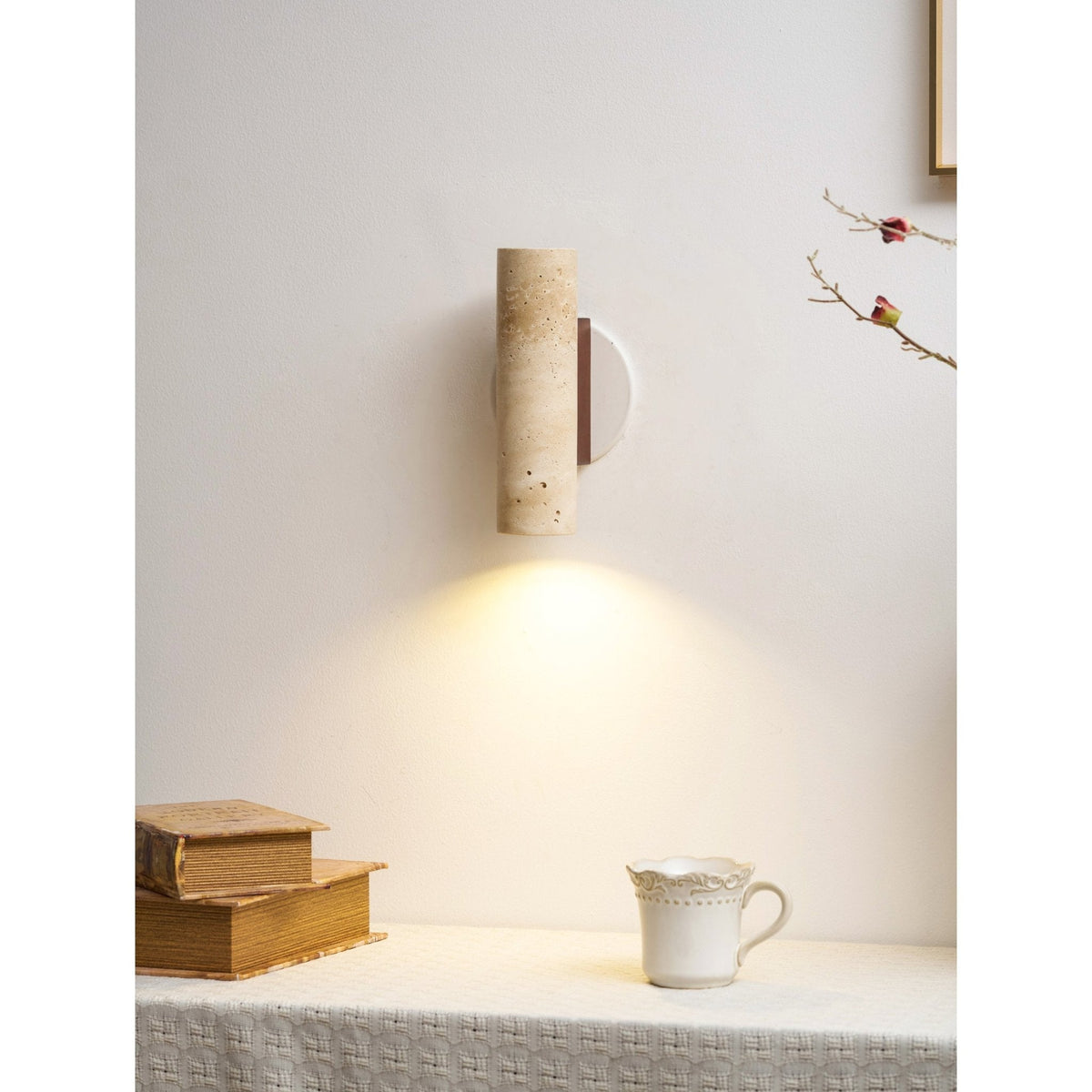 Nula cilindervormige wandlamp van travertin en walnoot