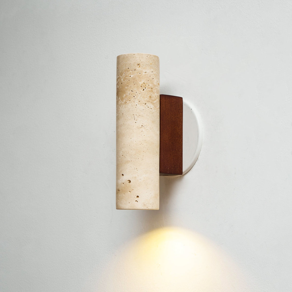 Nula cilindervormige wandlamp van travertin en walnoot