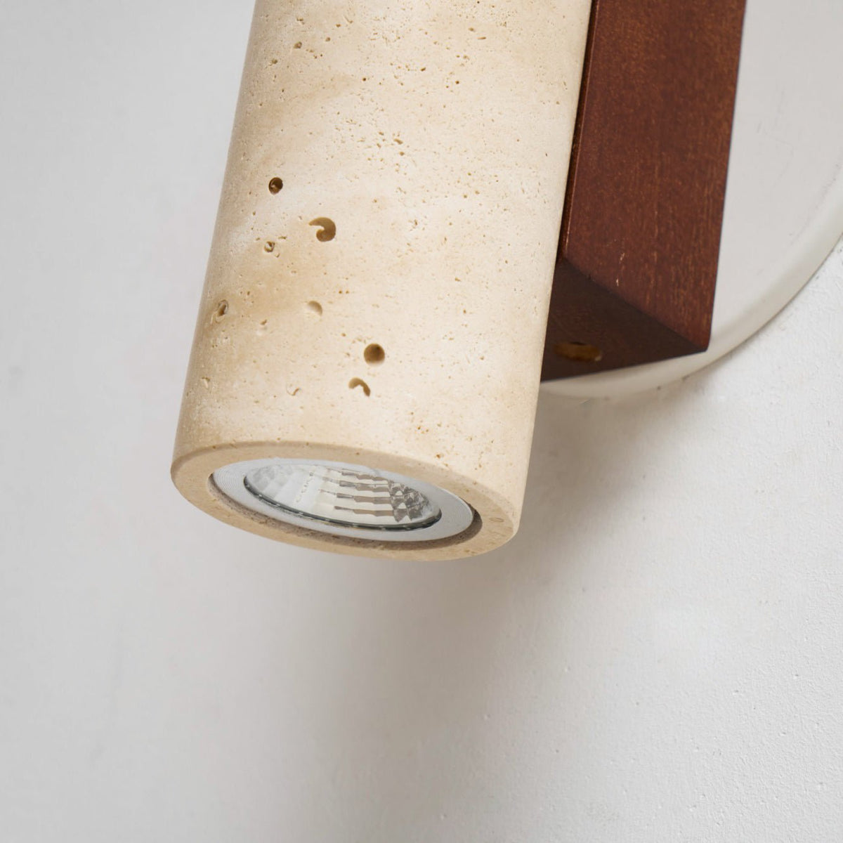 Nula cilindervormige wandlamp van travertin en walnoot