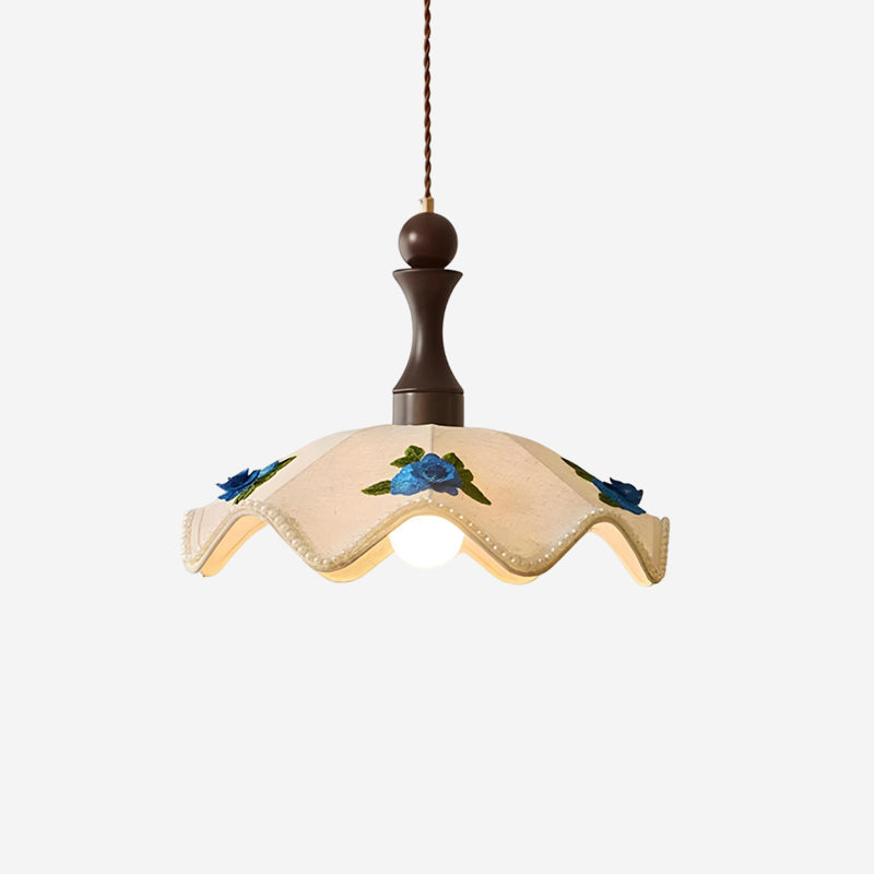 Seleaine hanglamp van walnoot met beige golfvormige stoffen kap en blauwe bloemmotieven