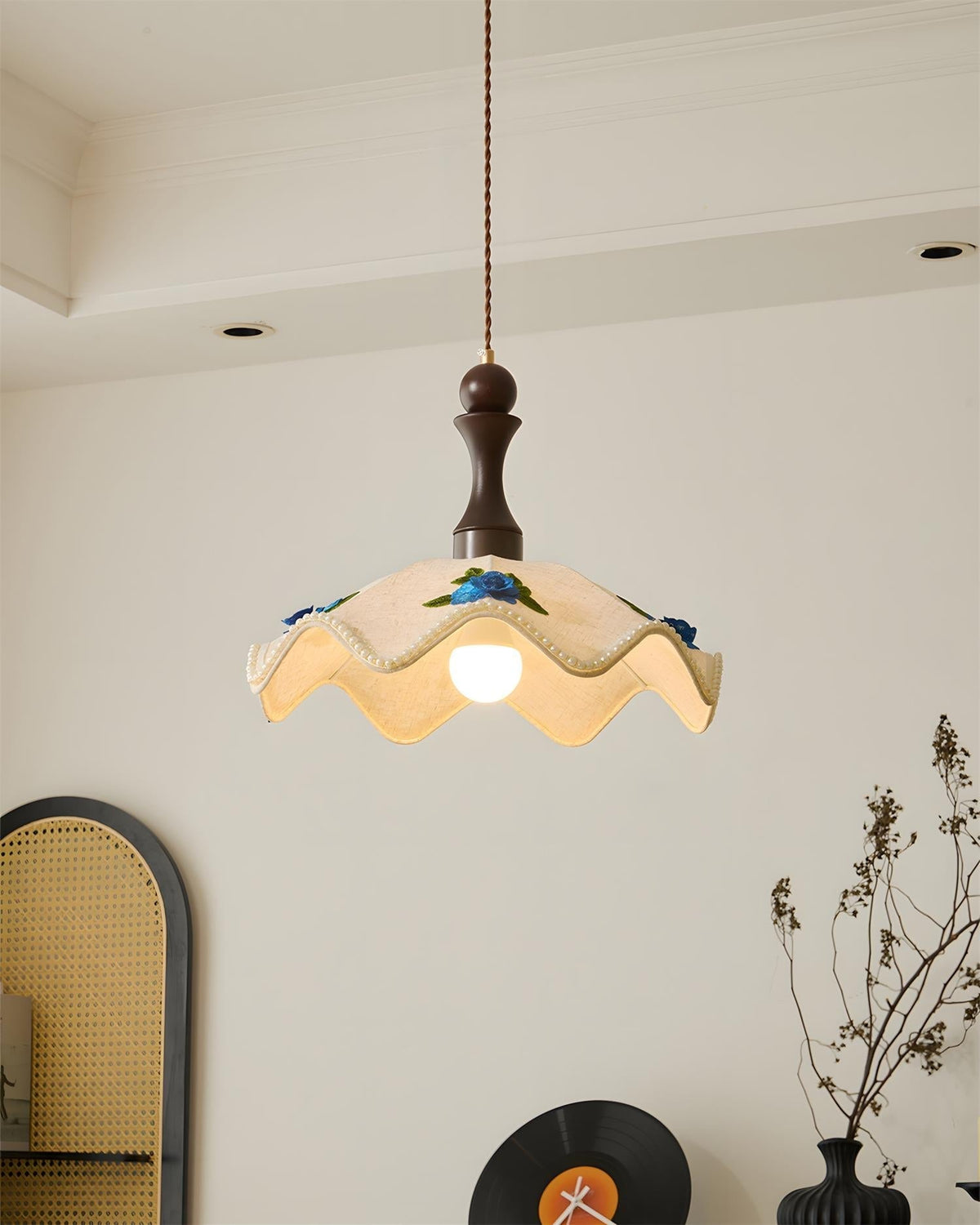 Seleaine hanglamp van walnoot met beige golfvormige stoffen kap en blauwe bloemmotieven