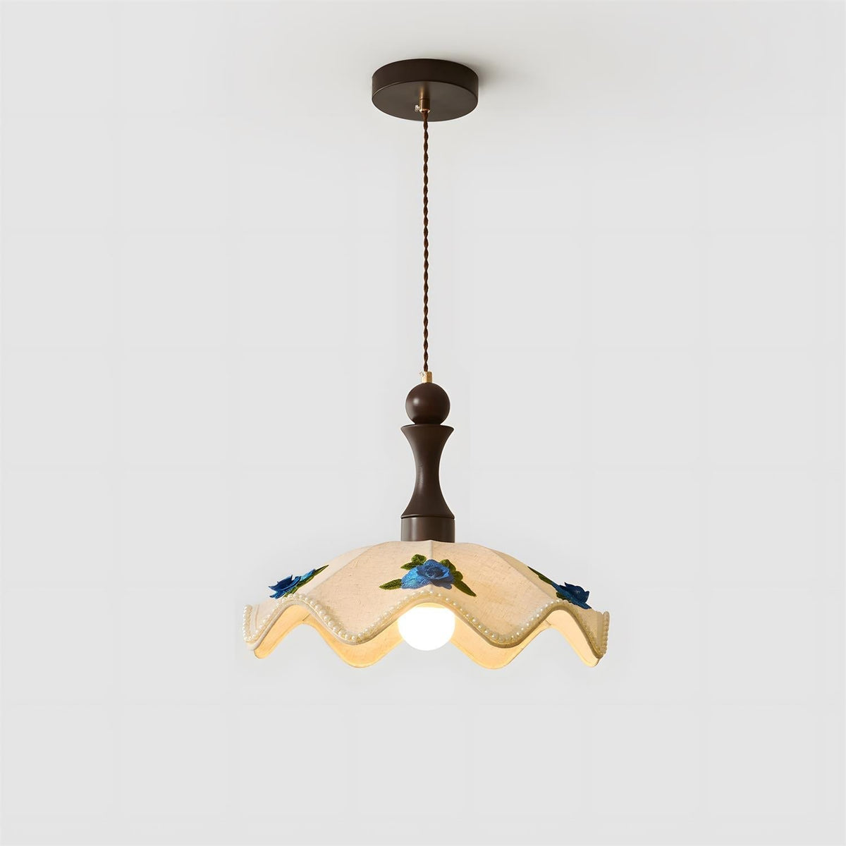 Seleaine hanglamp van walnoot met beige golfvormige stoffen kap en blauwe bloemmotieven
