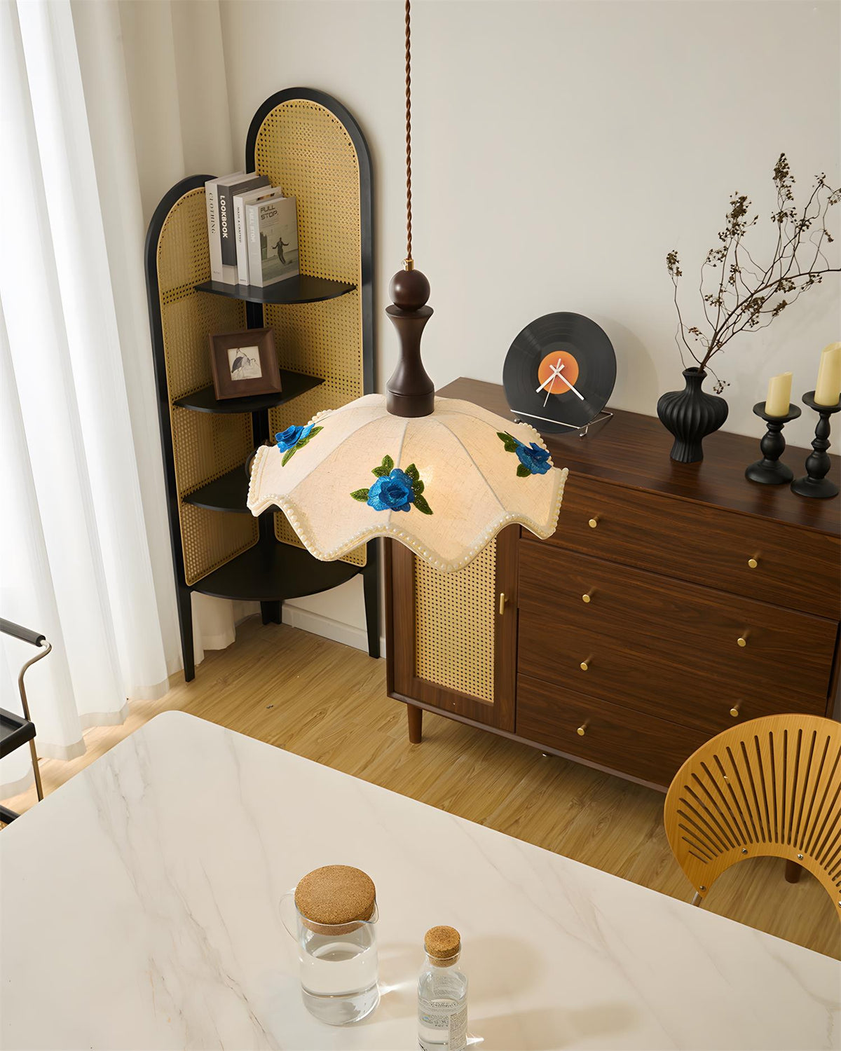 Seleaine hanglamp van walnoot met beige golfvormige stoffen kap en blauwe bloemmotieven