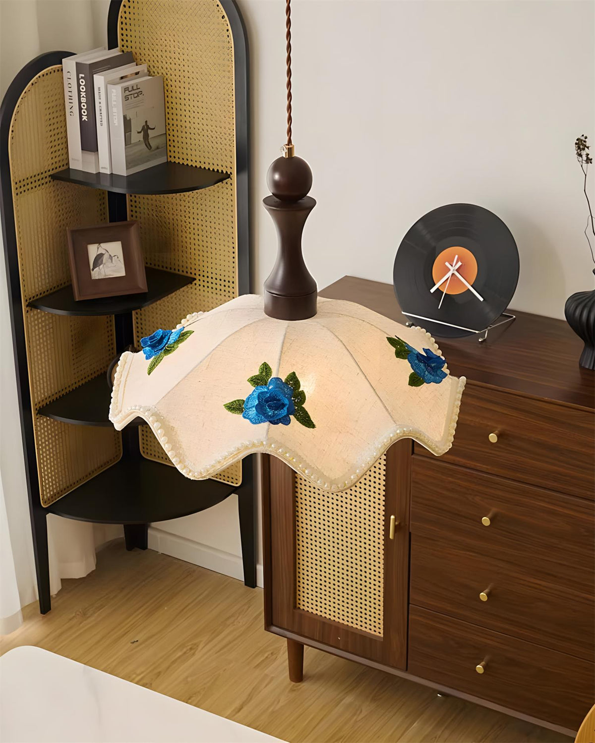 Seleaine hanglamp van walnoot met beige golfvormige stoffen kap en blauwe bloemmotieven