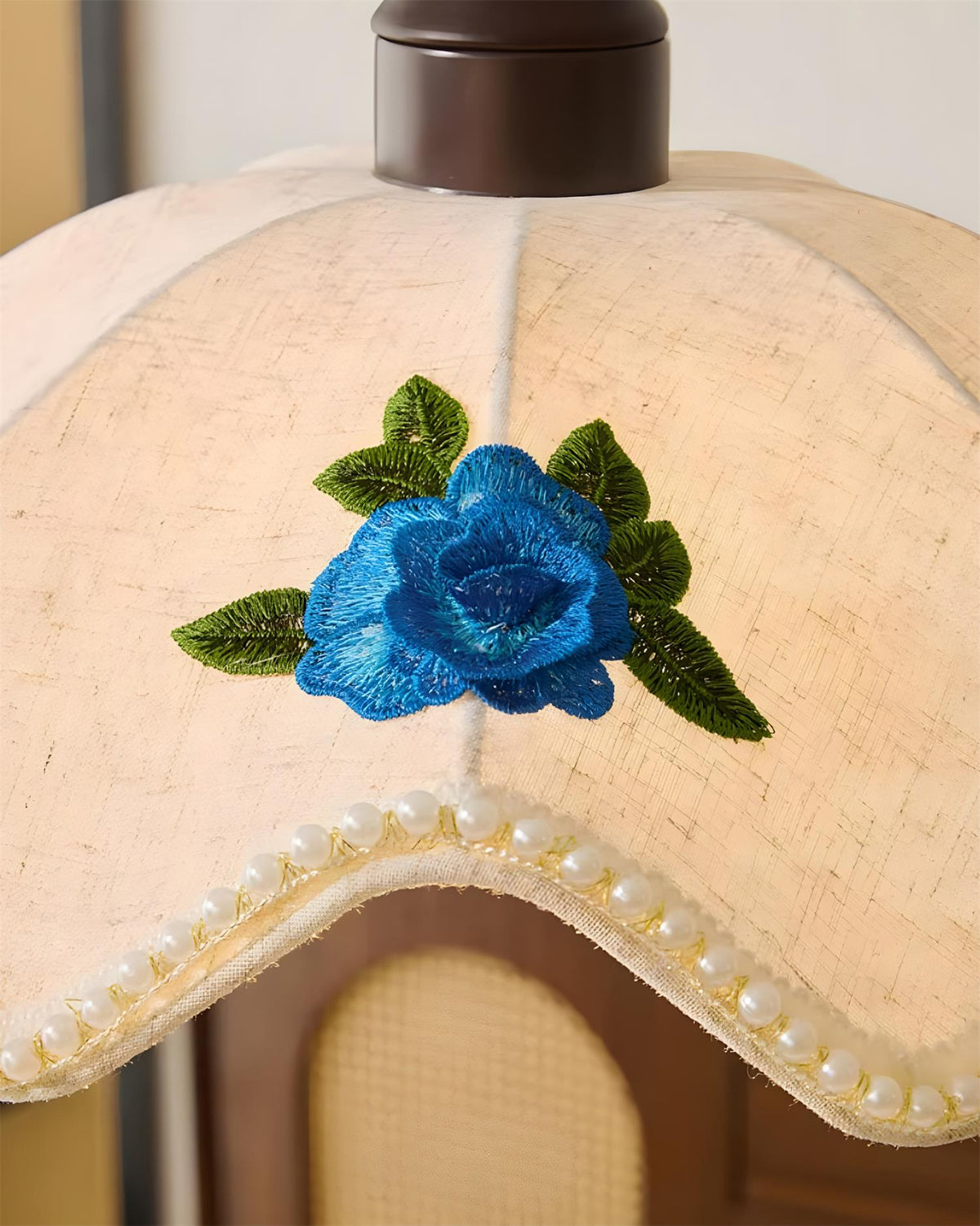 Seleaine hanglamp van walnoot met beige golfvormige stoffen kap en blauwe bloemmotieven