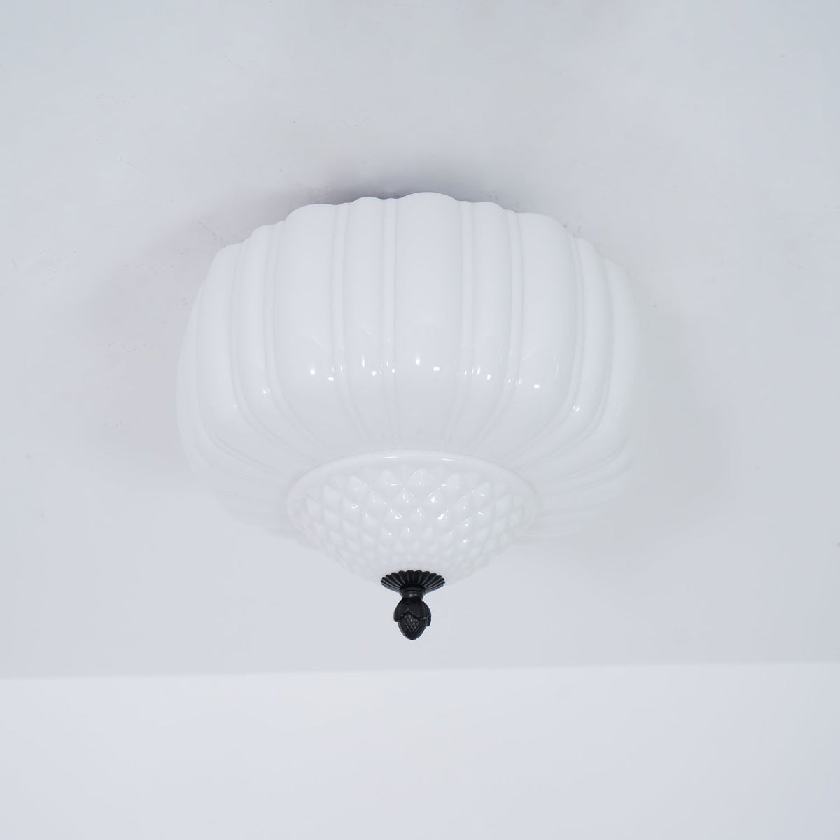 Aveny plafondlamp van glas opalglas gevlinderd koepelvorm vintage