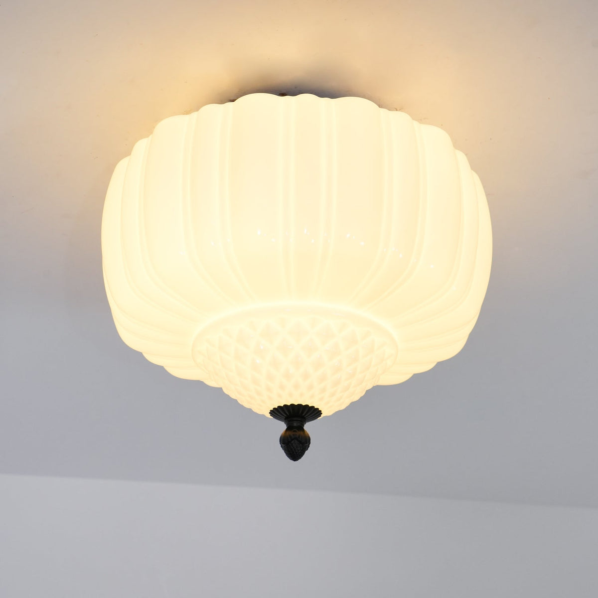 Aveny plafondlamp van glas opalglas gevlinderd koepelvorm vintage