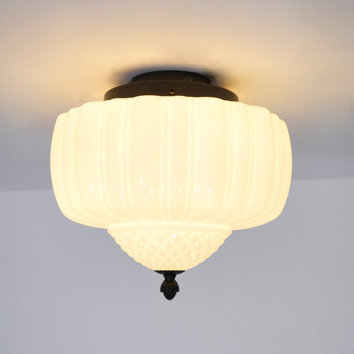 Aveny plafondlamp van glas opalglas gevlinderd koepelvorm vintage