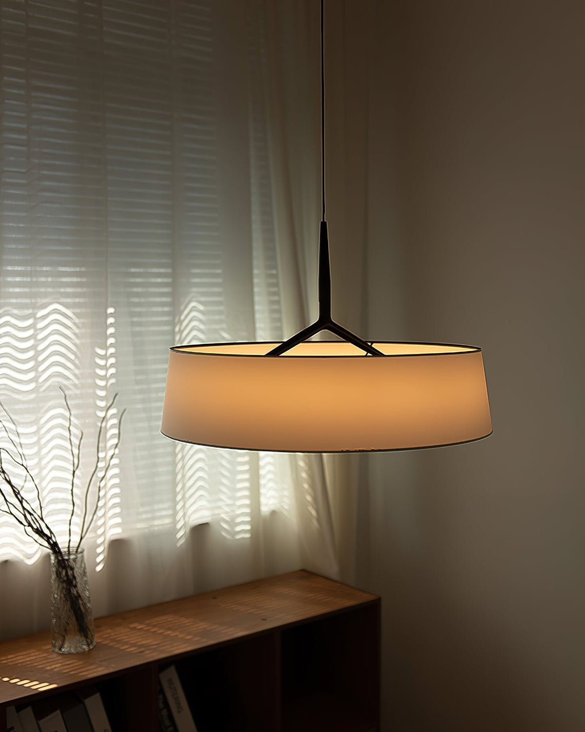 Liora hanglamp witte stof trommel zwart minimalistisch