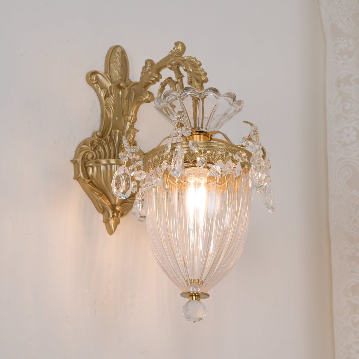 Vireon wandlamp goudkleurige afwerking dubbele wandlamp modern