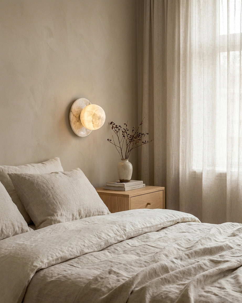 Niveeria bolvormige albasten wandlamp