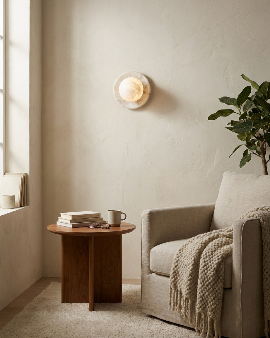 Niveeria bolvormige albasten wandlamp