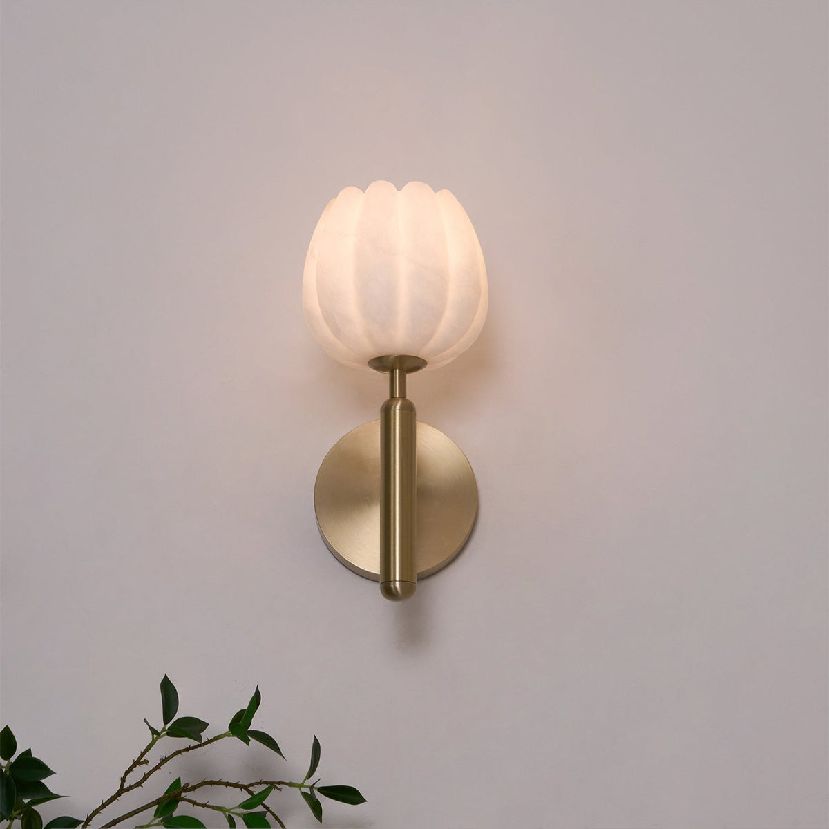 Nivarina Floral albasten wandlamp van messing
