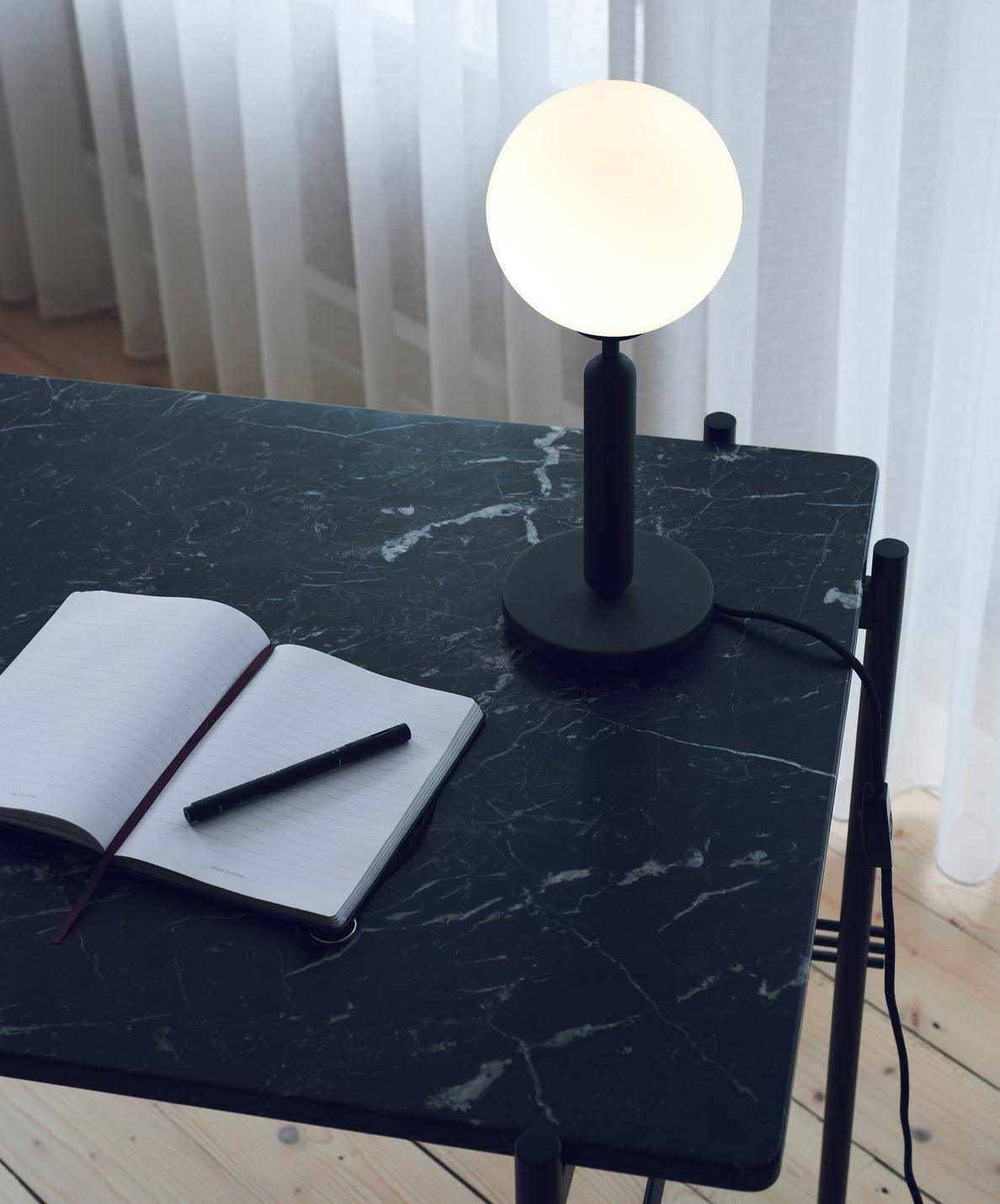 Eirelielle minimalistische tafellamp met glas