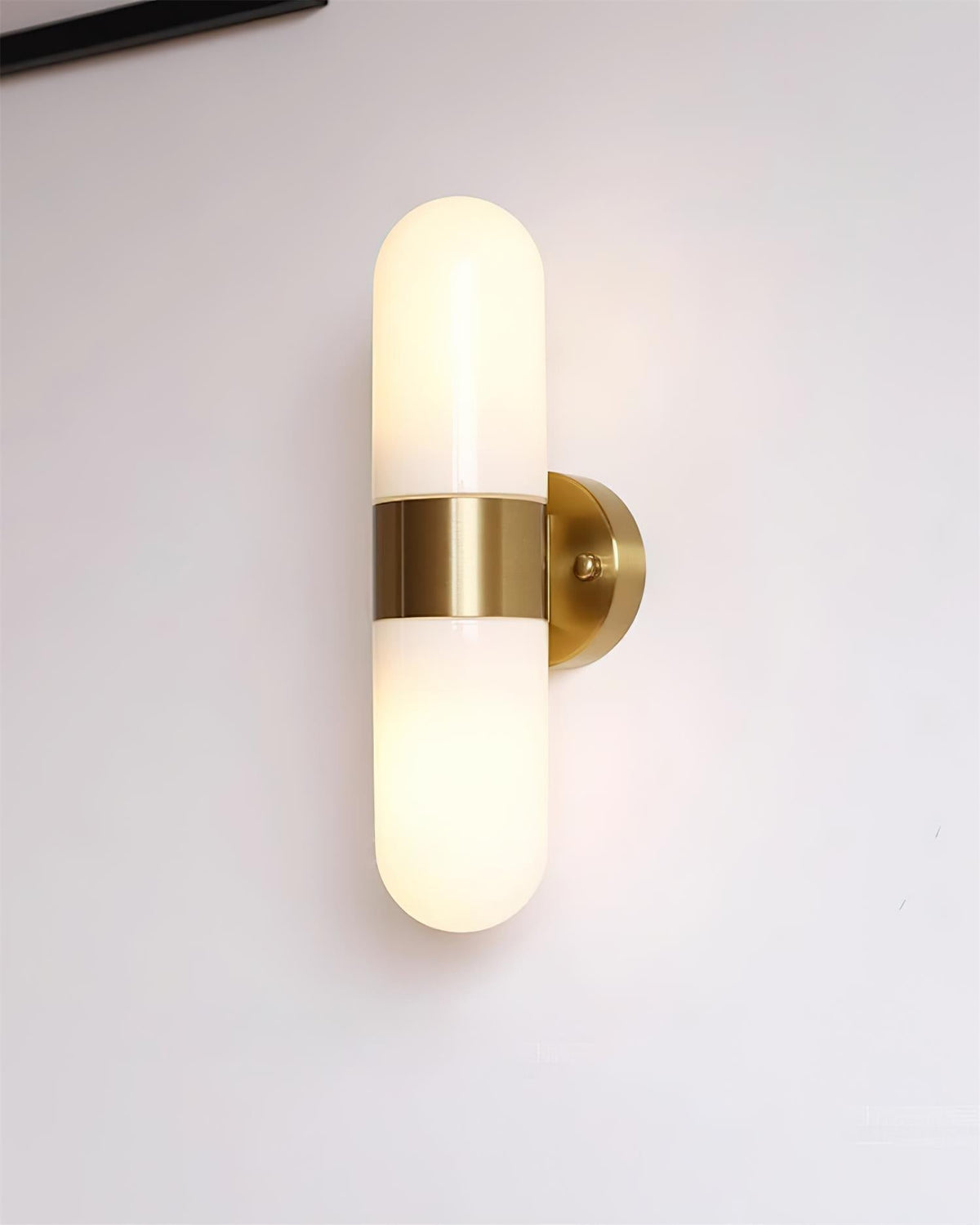 Moderne wandlamp van metaal en glas met minimalistisch ontwerp voor de slaapkamer