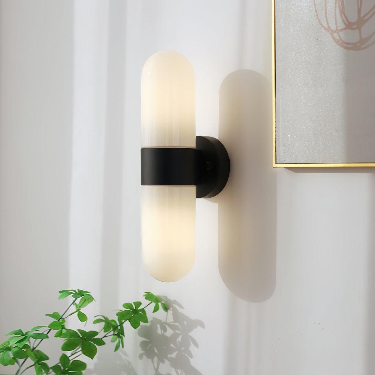 Moderne wandlamp van metaal en glas met minimalistisch ontwerp voor de slaapkamer
