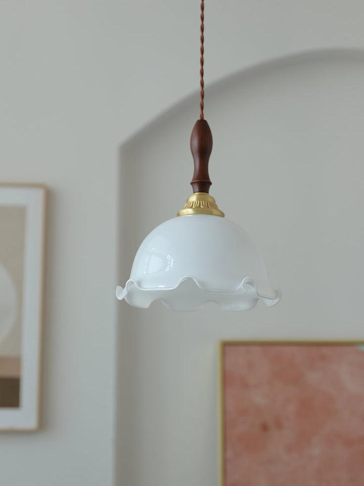 Floria hanglamp met melkachtige bloemmotief