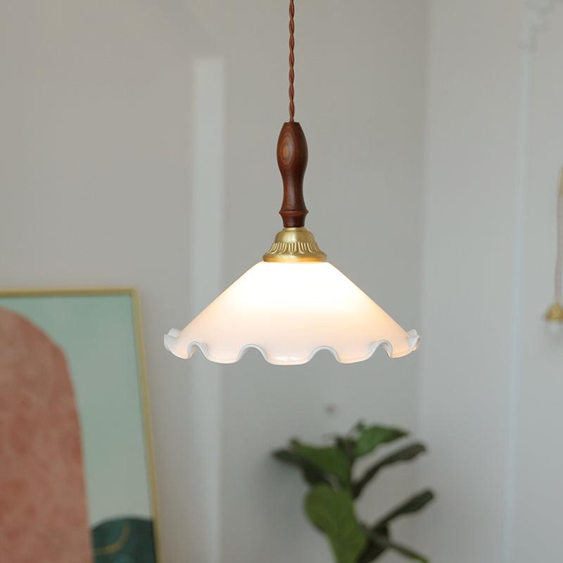 Floria hanglamp met melkachtige bloemmotief
