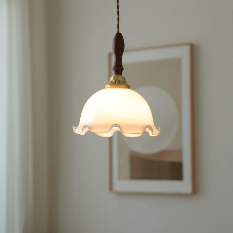 Floria hanglamp met melkachtige bloemmotief